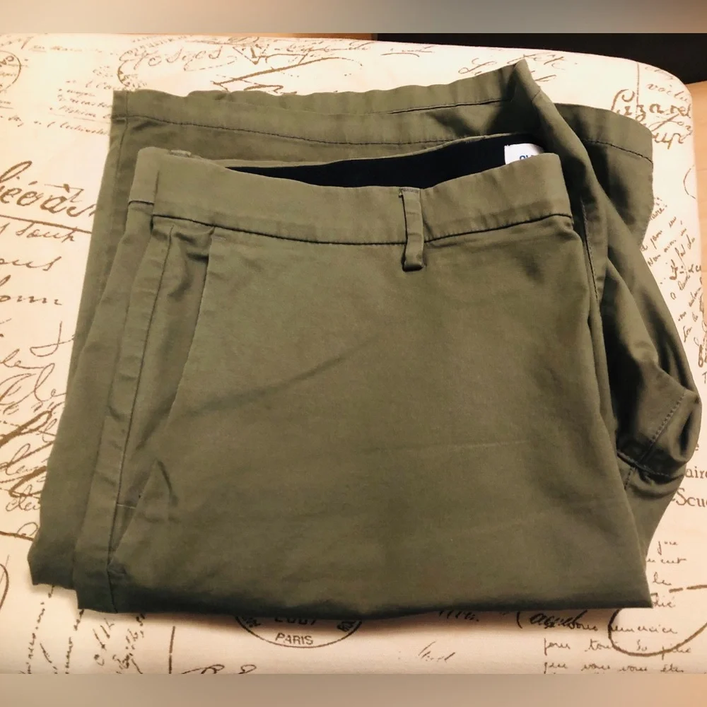 NWOT Old Navy Army Green Flat-Front Men’s Shorts